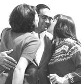 Florestan é beijado pelas filhas ao deixar prisão do Exército, em 1964.